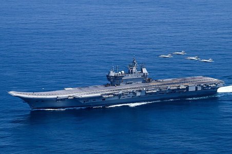 INS_VIkrant_(R11)_underway_in_the_Arabian_Sea_with_4_Mig-29K_Fighter_Jet_performing_flypast.jpg