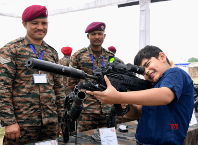 army-para-sf-with-a-child-holding-an-star-21-with-mepro-mor-v0-i0gzbuvdgymd1.png