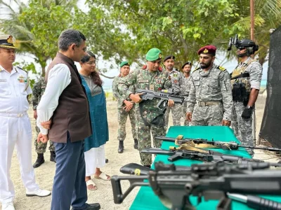 indian-navy-marcos-demonstrating-their-weapons-setup-during-v0-6jg05qi5kw7b1.webp