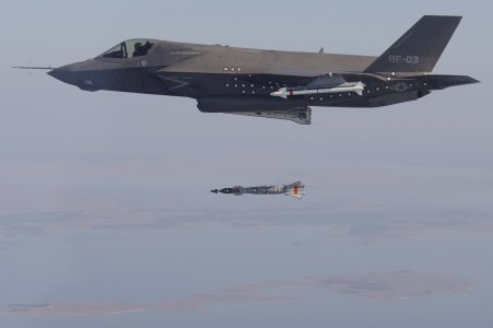 1280px-An_F-35B_test_dropping_a_bomb._(8249001141).jpg