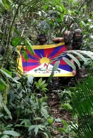 troopers-from-vikas-regiment-r-aw-with-the-tibetan-flag-v0-xmkv0n1d9cqa1.webp