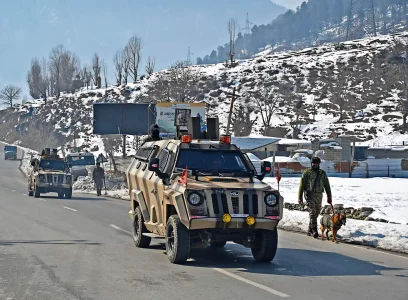 Paramilitary-soldiers-patrol-Srinagar-Sonamarg-hig_1736707090314.webp