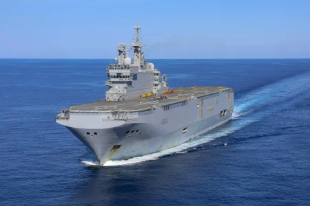 French_amphibious_assault_ship_Mistral_(L9013)_underway_in_the_Mediterranean_Sea_on_24_June_2...webp