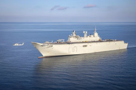 Spanish_amphibious_assault_ship_Juan_Carlos_I_(L-61)_underway_in_the_Adriatic_Sea,_22_Februar...webp