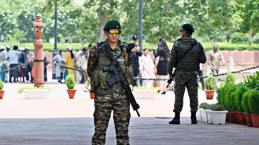 Paramilitary-personnel-near-India-Gate-on-Sunday--_1746988551991 (1).webp