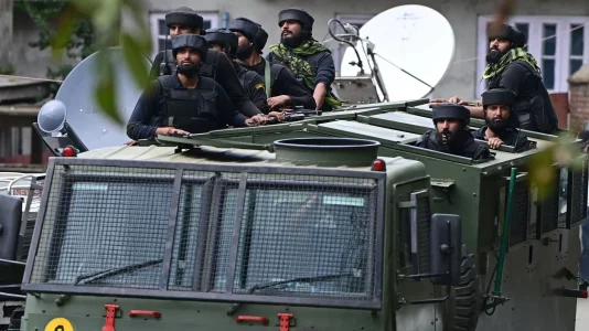 Security-personnel-on-their-way-to-the-encounter-s_1695115366190_1695115384005.webp