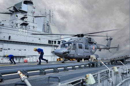 HAL_Dhruv_onboard_INS_Vikrant_(R11)_during_sea_trials.jpg