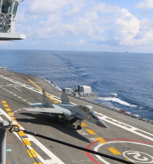 A_MiG-29K_after_performing_arrested_landing_on_INS_Vikramaditya.jpg