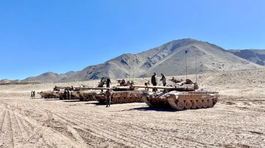 007_T-90 tanks and BMP armoured vehicles near the Line of Actual Control.webp